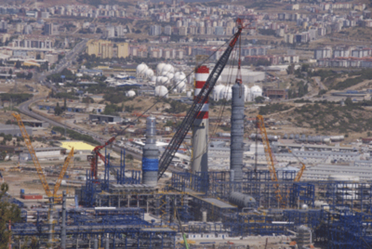 ALE uses the AL.SK190 to lift an 800t column on a petrochemical project near Izmir. ALE uses the AL.SK190 to lift an 800t column on a petrochemical project near Izmir.