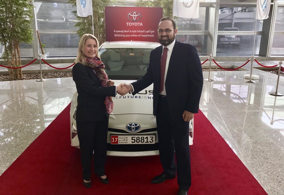 EWS-WWF's Tamara Withers (left) shakes hands with Al-Futtaim Motors' Saud Abbasi (right). EWS-WWF's Tamara Withers (left) shakes hands with Al-Futtaim Motors' Saud Abbasi (right).