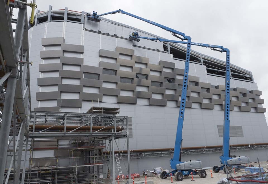 Two Genie Z-135/70 booms assist with the preparation of the façade. Two Genie Z-135/70 booms assist with the preparation of the façade.