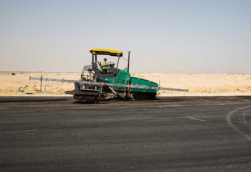 A Vgele paver equipped with a 14m-long averaging beam delicately lays asphalt for the Formula 1 subcourse on the Kuwait Motor Town project. A Vgele paver equipped with a 14m-long averaging beam delicately lays asphalt for the Formula 1 subcourse on the Kuwait Motor Town project.