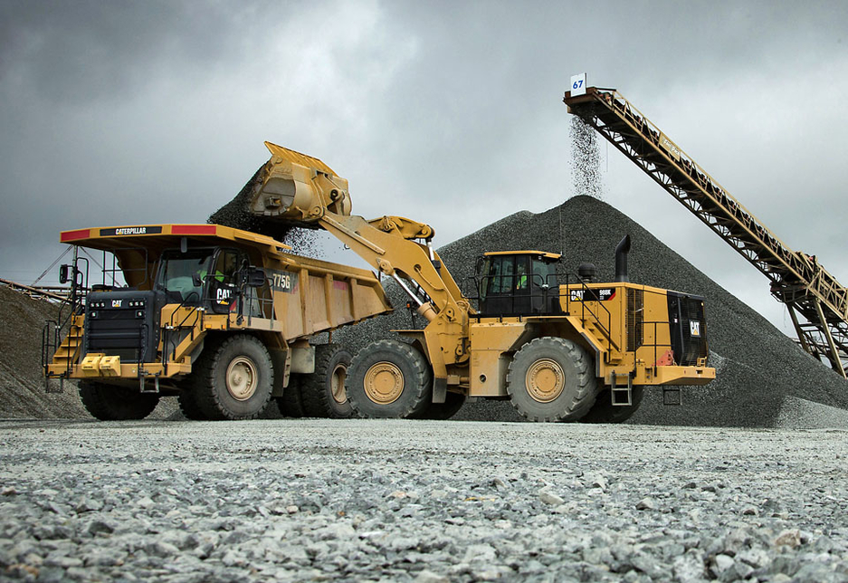 The Cat 988K XE's electric drive technology lowers maintenance costs and increases engine life expectancy. The Cat 988K XE's electric drive technology lowers maintenance costs and increases engine life expectancy.