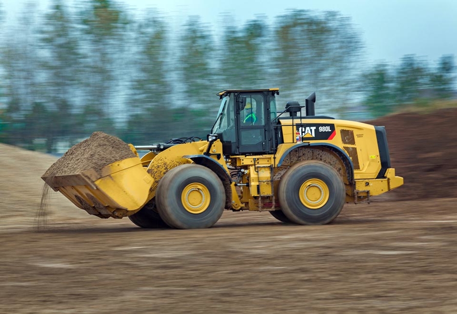 The 980L’s updated ACERT engine delivers 5% more engine power compared to the 980H. The 980L’s updated ACERT engine delivers 5% more engine power compared to the 980H.