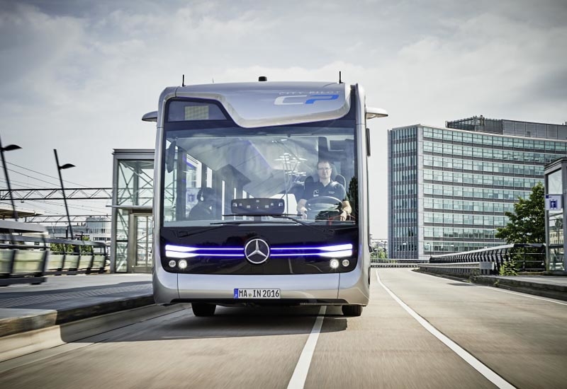 The driver of the MB Future Bus with CityPilot only needs to take the wheel when faced with oncoming traffic, to comply with regulations. The driver of the MB Future Bus with CityPilot only needs to take the wheel when faced with oncoming traffic, to comply with regulations.
