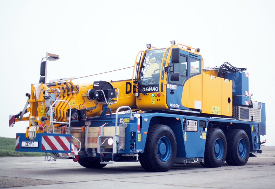 The three-axle Demag AC 45 City crane from Terex. The three-axle Demag AC 45 City crane from Terex.
