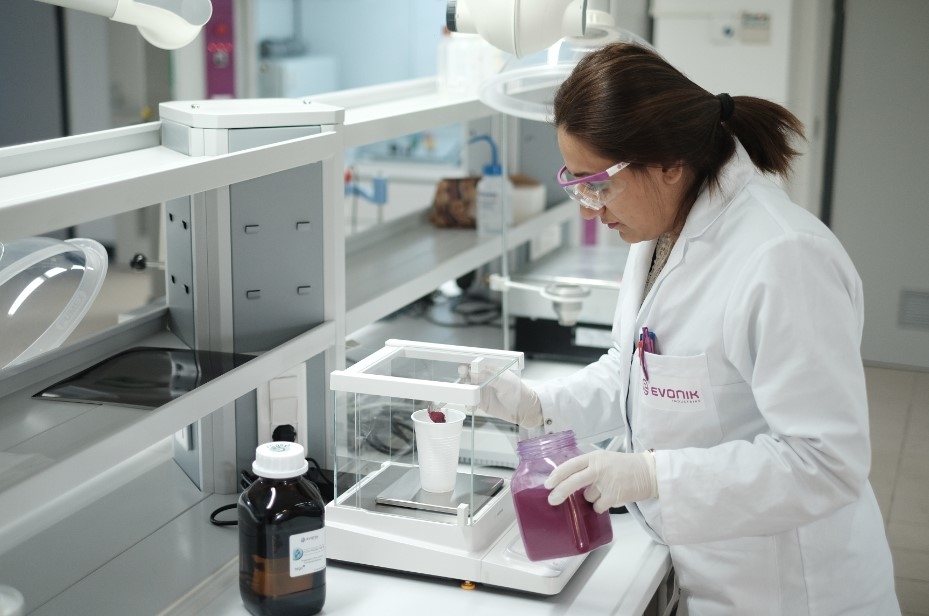 Evonik’s products include monomers, amino acids, cyanides, silicas, and superabsorbents. Evonik’s products include monomers, amino acids, cyanides, silicas, and superabsorbents.