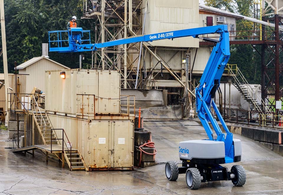 The 20m-high Genie Z-60/37 FE hybrid articulated boom is a high performance, low emission, aerial work platform adapted to indoor as well as outdoor tasks that combines diesel and battery power. The 20m-high Genie Z-60/37 FE hybrid articulated boom is a high performance, low emission, aerial work platform adapted to indoor as well as outdoor tasks that combines diesel and battery power.