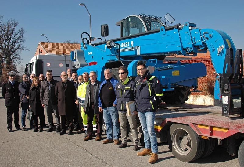Genie hands over a GTH-5021R rotating telehandler to the Umbrian authorities. Genie hands over a GTH-5021R rotating telehandler to the Umbrian authorities.