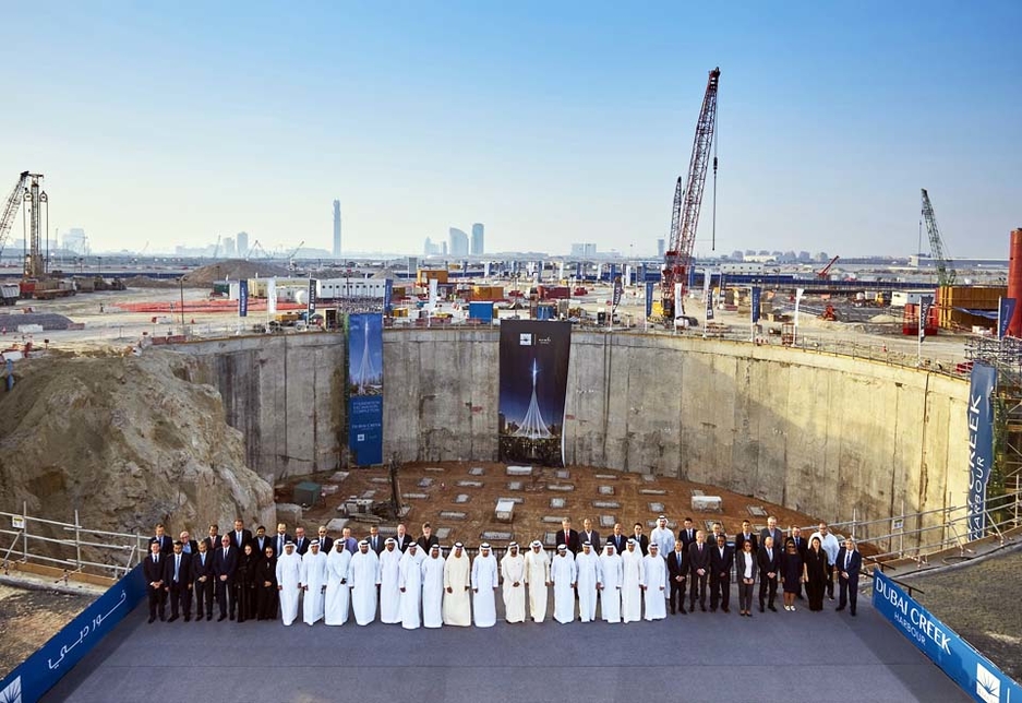 HH Sheikh Mohammed poses with Emaar and Dubai Holding officials in front of the megaproject's construction site. HH Sheikh Mohammed poses with Emaar and Dubai Holding officials in front of the megaproject's construction site.