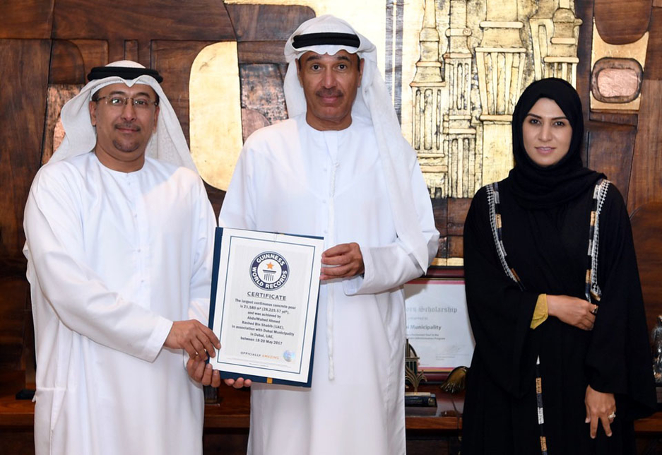 DM's Eng Hussain Nasser Lootah (centre) receives the certificate from Guinness World Records. DM's Eng Hussain Nasser Lootah (centre) receives the certificate from Guinness World Records.