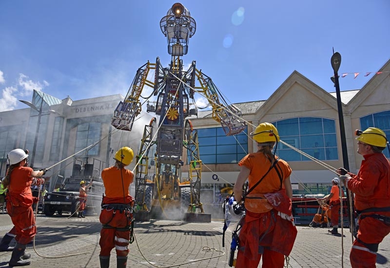 Over the course of a 50-minute ceremony, the Man Engine is erected from a transport height of 4.5m to a height of over 10m. Over the course of a 50-minute ceremony, the Man Engine is erected from a transport height of 4.5m to a height of over 10m.