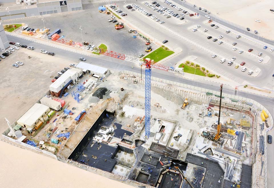 The Raimondi MRT152 flat-top tower crane on the Novotel Expo Sharjah Hotel project site. The Raimondi MRT152 flat-top tower crane on the Novotel Expo Sharjah Hotel project site.