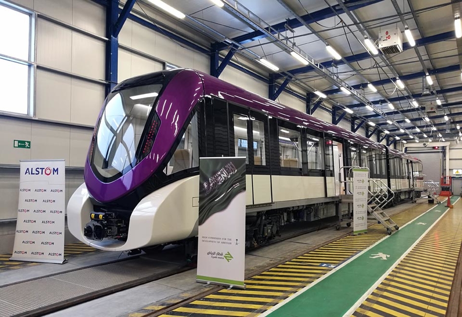 The exteriors of the metro trainsets have painted stripes that indicate the colour of the line that each will circulate on. The exteriors of the metro trainsets have painted stripes that indicate the colour of the line that each will circulate on.