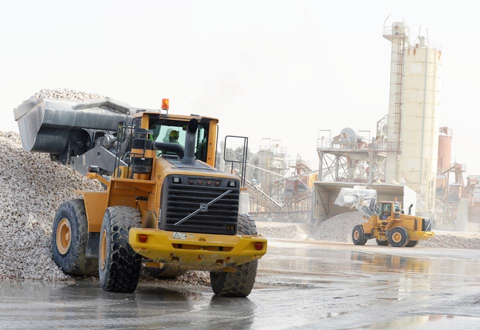 A Volvo L180F wheel loader and another Volvo machine handle material at the Saudi Dolomite processing plant. A Volvo L180F wheel loader and another Volvo machine handle material at the Saudi Dolomite processing plant.