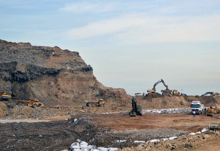 Volvo excavators extract the waste from the existing dump and load the material onto articulated haulers. Volvo excavators extract the waste from the existing dump and load the material onto articulated haulers.