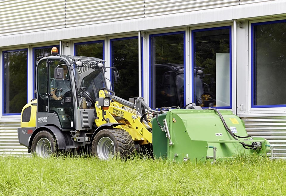 The hydraulic system, with 58.5l/minute, enables the operation of a wide range of attachments. The hydraulic system, with 58.5l/minute, enables the operation of a wide range of attachments.