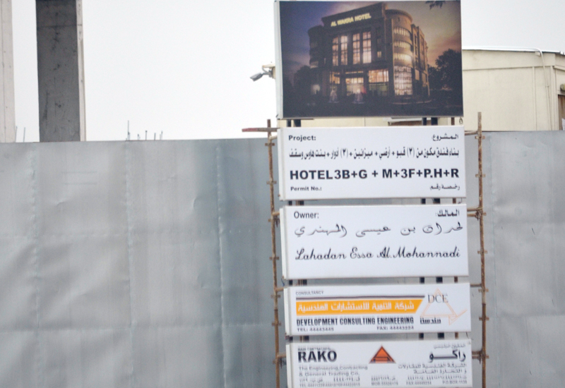 Contractors must display a board at the entry of sites, stating the names of the owner and street, date and number of building permit and other relevant information. Contractors must display a board at the entry of sites, stating the names of the owner and street, date and number of building permit and other relevant information.