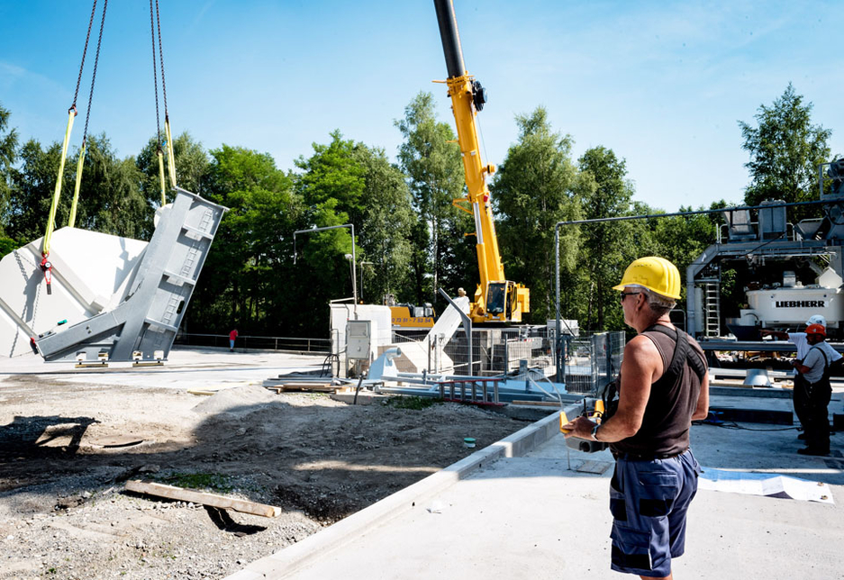 Crane driver Detlef Scharnefski remotely controls his Liebherr LTM 1070-4.2 mobile crane to obtain a better view of the load and assembly situation. Crane driver Detlef Scharnefski remotely controls his Liebherr LTM 1070-4.2 mobile crane to obtain a better view of the load and assembly situation.