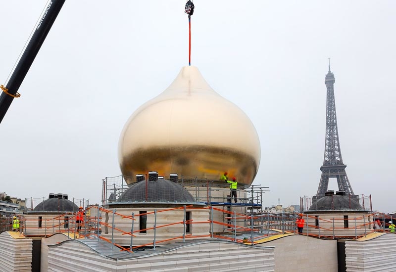 The golden dome of the Russian Orthodox church in Paris has a diameter of 12 metres and weighs eight tonnes. The golden dome of the Russian Orthodox church in Paris has a diameter of 12 metres and weighs eight tonnes.