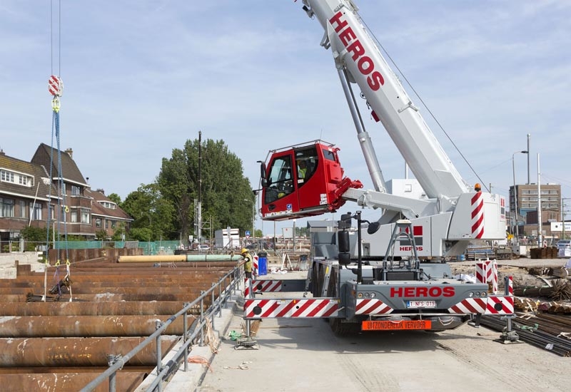 An LTC 1050-3.1 with VarioBase carries out a loading job in a yard with very little space. An LTC 1050-3.1 with VarioBase carries out a loading job in a yard with very little space.