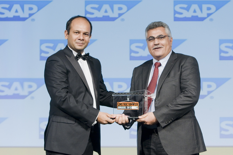 Hazem Sharaf-Eldin, vice president - UAE area manager, Road & Highway Division for Parsons receives the award from Ahmed Syed, Industry Head for Engin Hazem Sharaf-Eldin, vice president - UAE area manager, Road & Highway Division for Parsons receives the award from Ahmed Syed, Industry Head for Engin