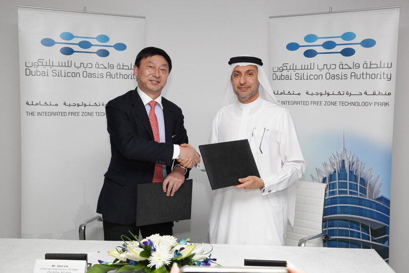 Dr Alzarooni and Jinxi Lin during the signing ceremony at GITEX 2014. Dr Alzarooni and Jinxi Lin during the signing ceremony at GITEX 2014.