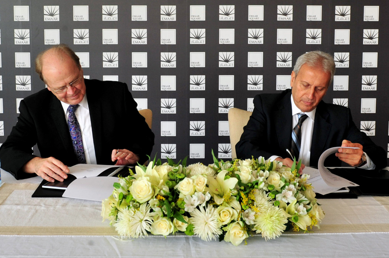 Fred Durie, chief executive officer, Emaar International, signs the contract with Ziad Najjar, branch manager, ACC Saudi Arabia. Fred Durie, chief executive officer, Emaar International, signs the contract with Ziad Najjar, branch manager, ACC Saudi Arabia.