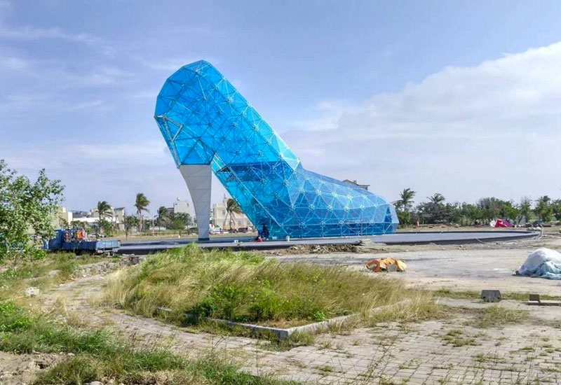 The glass slipper-shaped structure is situated in Taiwan's Southwest Coast National Scenic Area. The glass slipper-shaped structure is situated in Taiwan's Southwest Coast National Scenic Area.