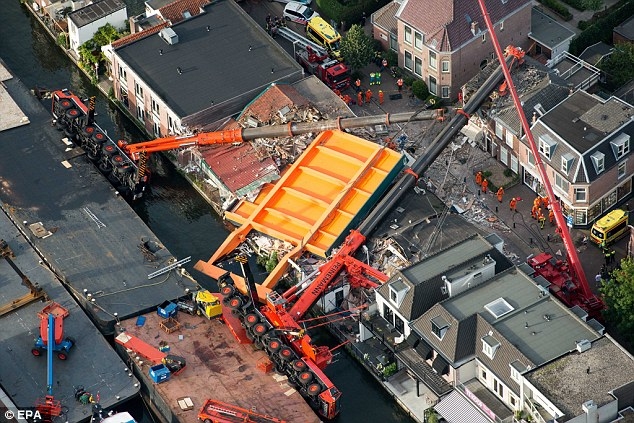 The cranes were renovating the Queen Juliana Bridge – a canal bridge dating from the 1950s. The cranes were renovating the Queen Juliana Bridge – a canal bridge dating from the 1950s.