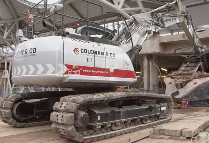 Coleman & Company’s remote-controlled JCB JS220LC is currently conducting complex and risky excavation work at Birmingham New Street railway station i Coleman & Company’s remote-controlled JCB JS220LC is currently conducting complex and risky excavation work at Birmingham New Street railway station i