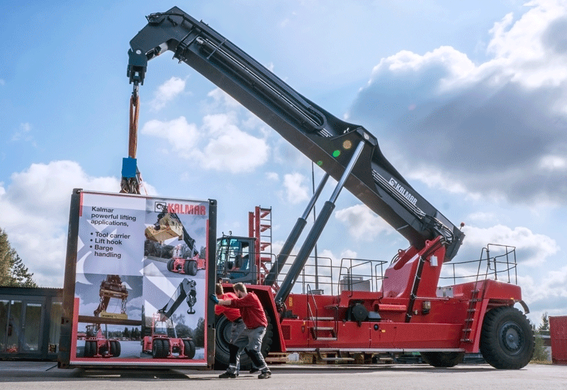 Although designed to lift 100 tonnes, Kalmar's record-breaking Super Gloria successfully lifted 103 tonnes of steel components. Although designed to lift 100 tonnes, Kalmar's record-breaking Super Gloria successfully lifted 103 tonnes of steel components.