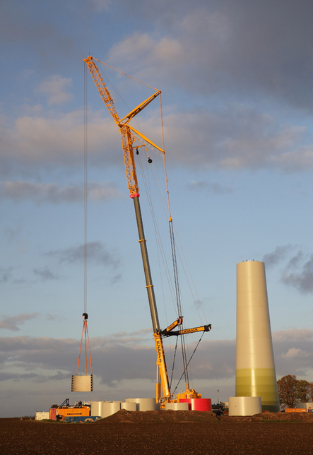 Knaack-Krane's new Liebherr LTM 1750-9.1 lends a hand at the wind farm near Leipzig. Knaack-Krane's new Liebherr LTM 1750-9.1 lends a hand at the wind farm near Leipzig.