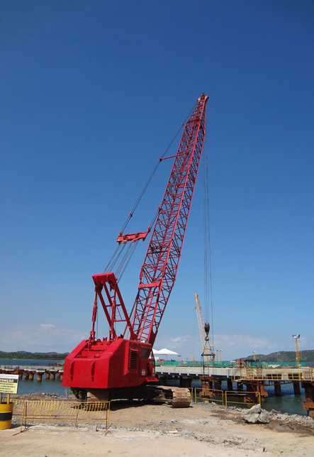 Odebrecht's Manitowoc 4000W crawler crane is 38 years old. Odebrecht's Manitowoc 4000W crawler crane is 38 years old.