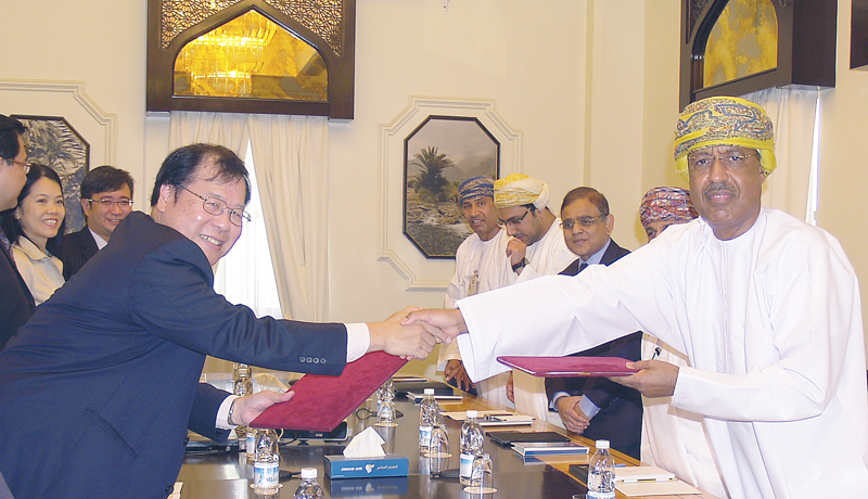 Oman Air, OAMC and SATS leaders at the signing of the MoU Oman Air, OAMC and SATS leaders at the signing of the MoU