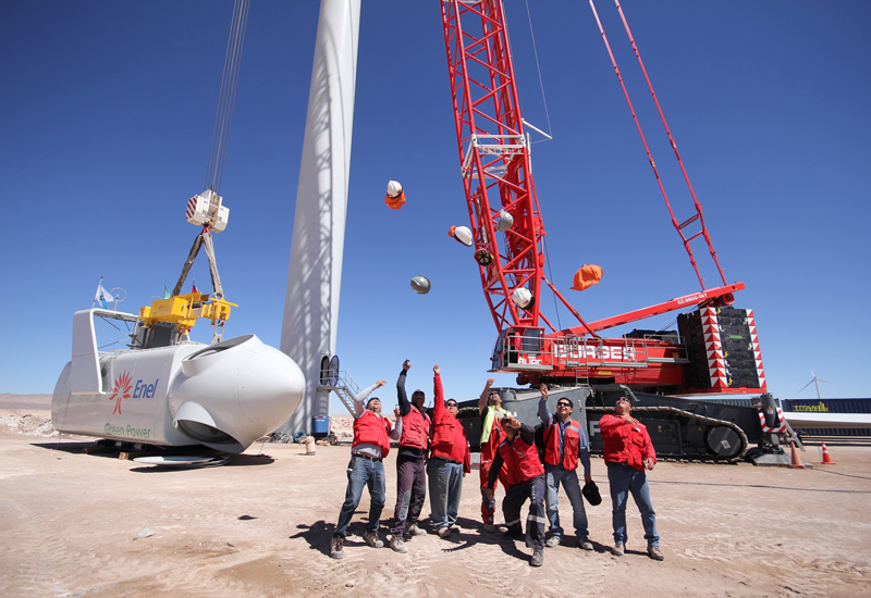 The Gruas Burger team celebrates after completing the project in record time with their Terex crawler. The Gruas Burger team celebrates after completing the project in record time with their Terex crawler.