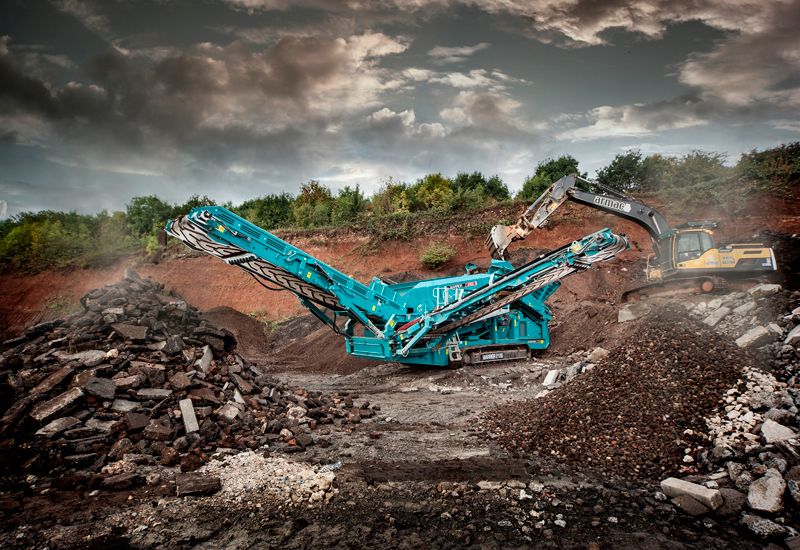 The Warrior 2100 screen features Powerscreen's proprietary Triple Shaft technology. The Warrior 2100 screen features Powerscreen's proprietary Triple Shaft technology.