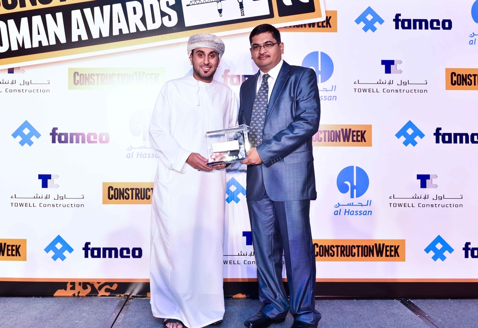 Kameshwar Rao (r) receives his Engineer of the Year Award from Salim Al Hashmi of Al Nimr. Kameshwar Rao (r) receives his Engineer of the Year Award from Salim Al Hashmi of Al Nimr.