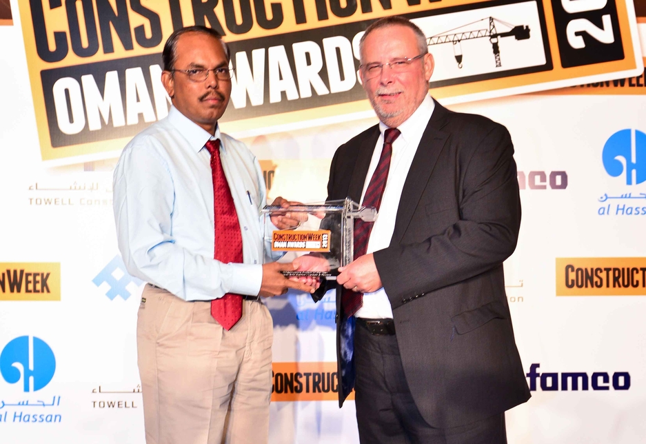 K Muthupandi of Larsen & Toubro, collected the award from Peter Hall of Al Hassan. K Muthupandi of Larsen & Toubro, collected the award from Peter Hall of Al Hassan.