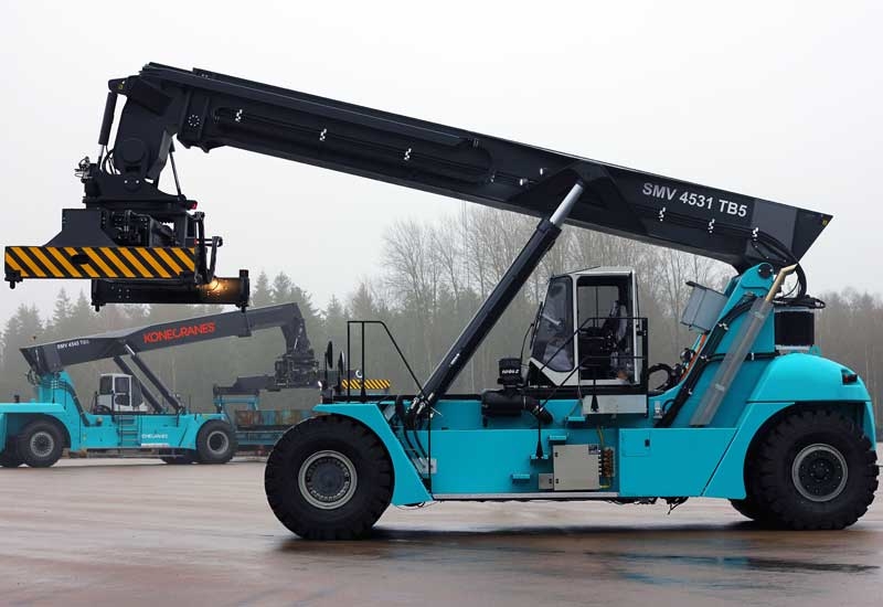 The reachstacker's electrical system is supplied by a diesel engine. The reachstacker's electrical system is supplied by a diesel engine.