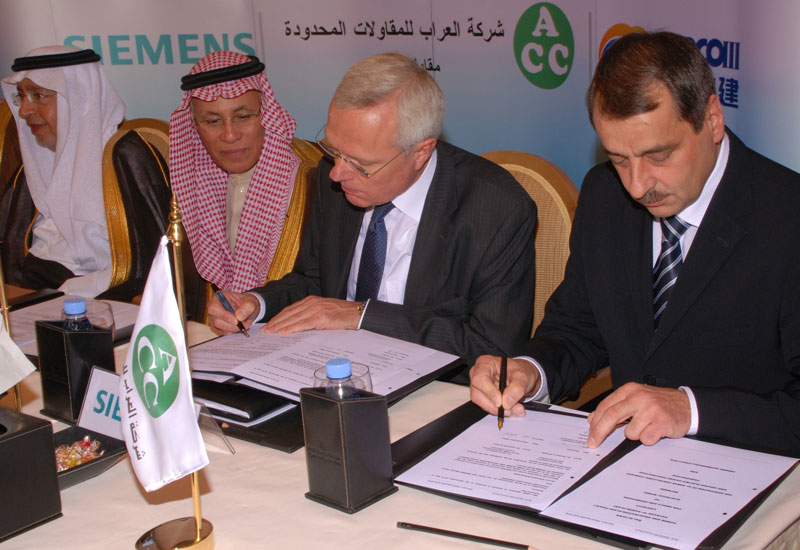Karlheinz Springer and Dr. Rainer Hauenschild, Siemens AG, HE Fehaid Al-Sharief, SWCC governor and HE Abdullah al-Hossein, Saudi Arabia Minister of Wa Karlheinz Springer and Dr. Rainer Hauenschild, Siemens AG, HE Fehaid Al-Sharief, SWCC governor and HE Abdullah al-Hossein, Saudi Arabia Minister of Wa