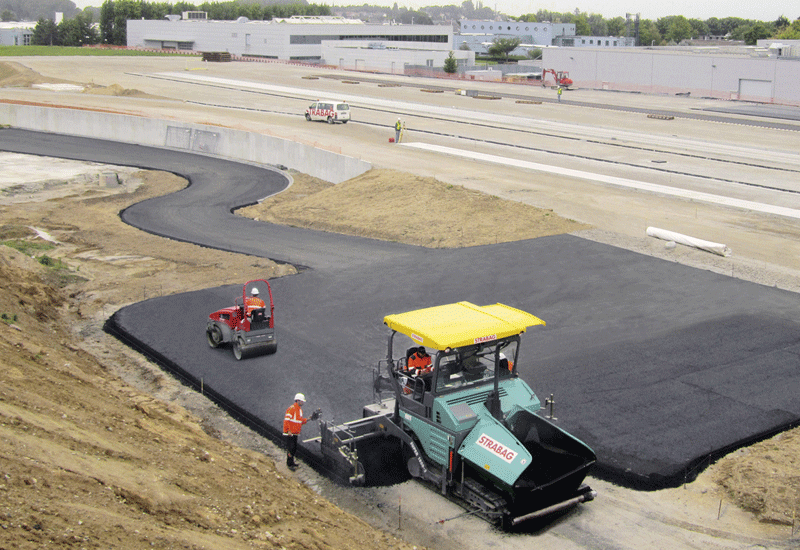 The Super 1800-2 was selected for its laydown rate of 700 tonnes/h for paving the long stretches of track and its compact design for the tight bends The Super 1800-2 was selected for its laydown rate of 700 tonnes/h for paving the long stretches of track and its compact design for the tight bends