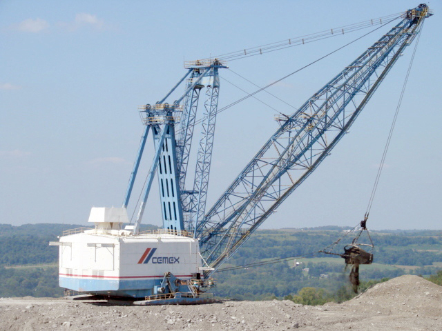 The dragline has a shipping weight of 167 tons, plus ballast. The dragline has a shipping weight of 167 tons, plus ballast.