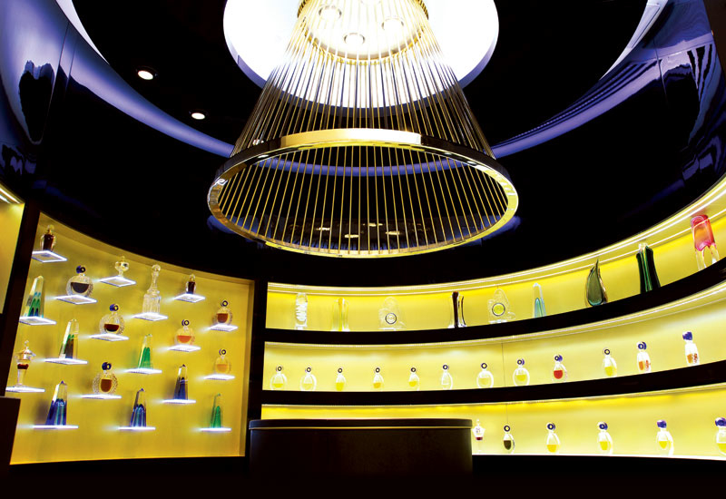 Striking light fittings create a sense of drama. Striking light fittings create a sense of drama.