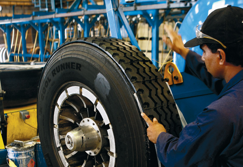 New rubber is applied to the carcass. Glue is used as a primary bond prior to autoclaving. New rubber is applied to the carcass. Glue is used as a primary bond prior to autoclaving.