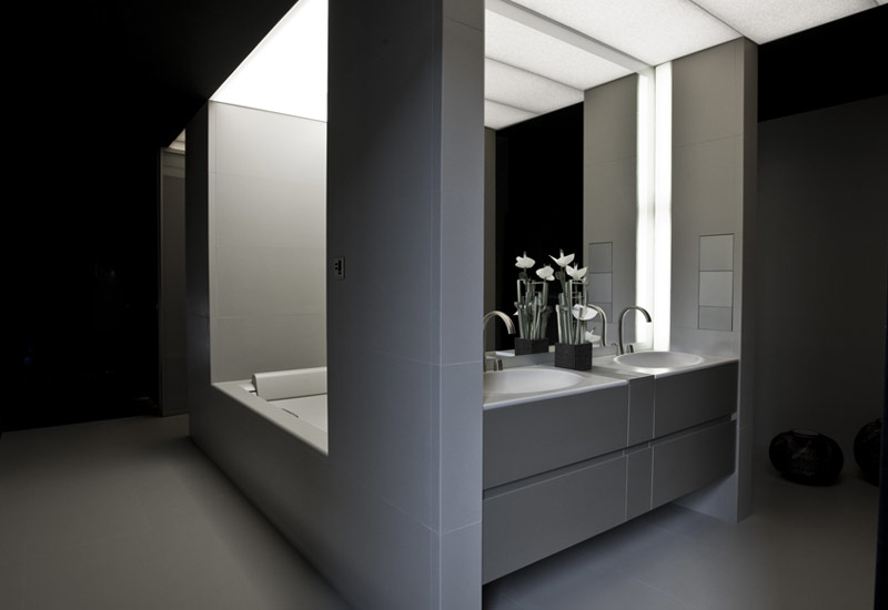 The bathroom is designed to be intimate and elegant The bathroom is designed to be intimate and elegant
