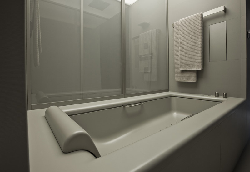 The bath is filled by an internal shutter system The bath is filled by an internal shutter system