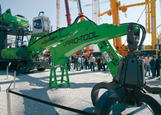 According to Sennebogen, the protected coupling mechanism and a 12mm steel flap ensure a leak-free and wear-free connection. According to Sennebogen, the protected coupling mechanism and a 12mm steel flap ensure a leak-free and wear-free connection.