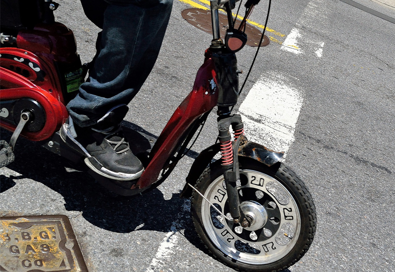 E-scooters may now be driven in Abu Dhabi. E-scooters may now be driven in Abu Dhabi.