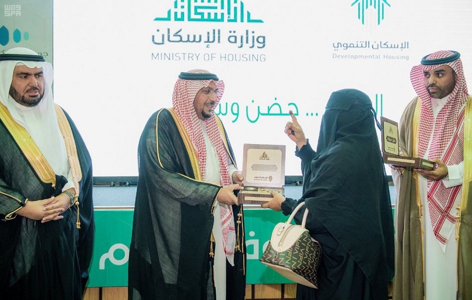 Prince Faisal handed over the home keys. Prince Faisal handed over the home keys.