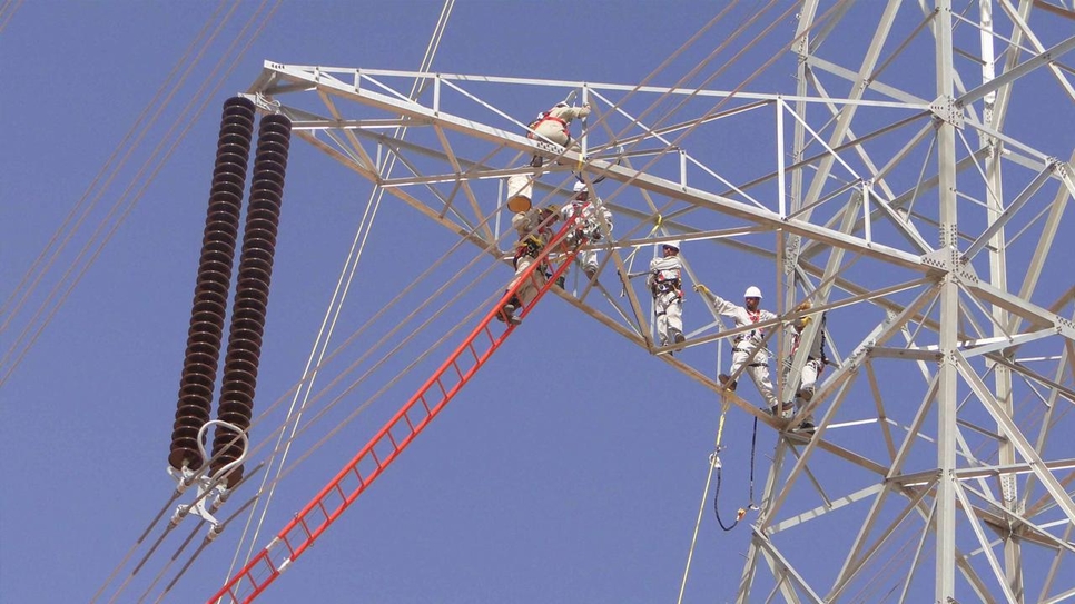 The maintenance work was carried out without turning off the circuit. The maintenance work was carried out without turning off the circuit.