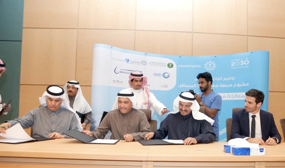 From left to right: Saudi Arabia's Minister of Environment, Water, and Agriculture, Abdulrahman Abdulmohsen Al-Fadley; the Deputy Minister for Water Services and CEO of the National Water Company, Mohammad bin Ahmed Mowkley; the CEO of Marafiq, Abdullah Al- Buainain; and the CEO of Veolia Middle East, Sébastien Chauvin. From left to right: Saudi Arabia's Minister of Environment, Water, and Agriculture, Abdulrahman Abdulmohsen Al-Fadley; the Deputy Minister for Water Services and CEO of the National Water Company, Mohammad bin Ahmed Mowkley; the CEO of Marafiq, Abdullah Al- Buainain; and the CEO of Veolia Middle East, Sébastien Chauvin.